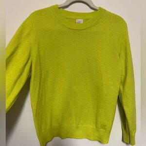 Beautiful soft lightweight sweater. Size M. Bright yellow color. Size M.